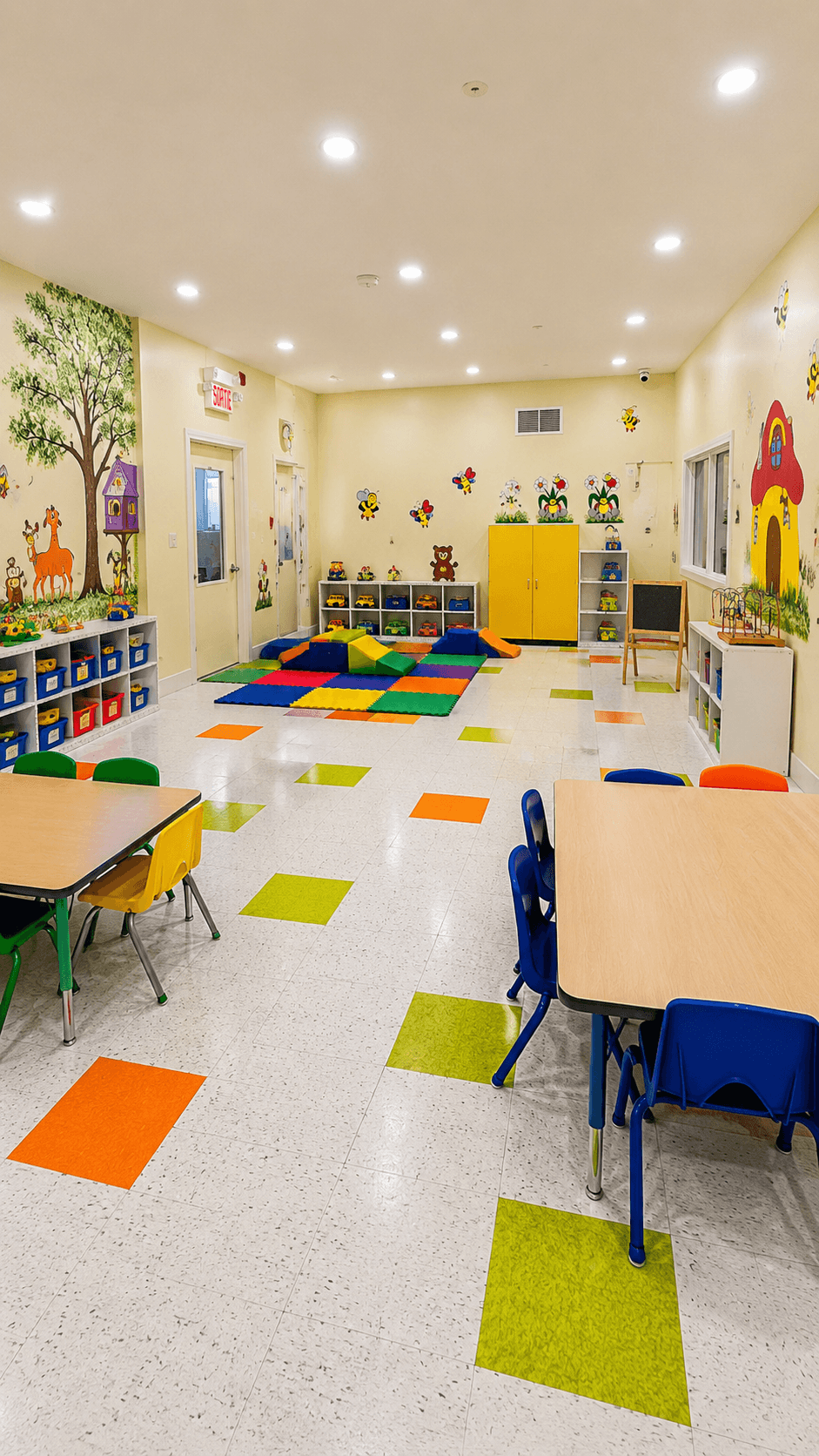Salle de classe ensoleillée de la garderie Ile Coco à Lachine, Montréal