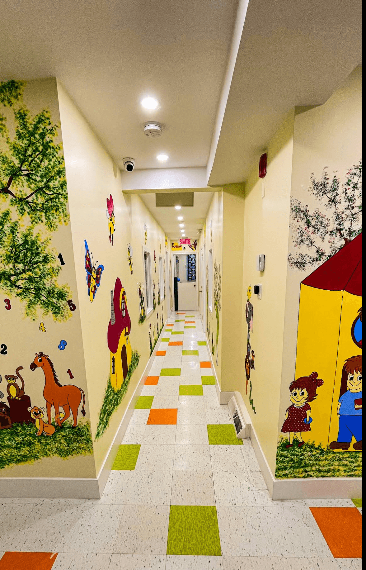 Corridor lumineux de la garderie Ile Coco à Lachine, Montréal