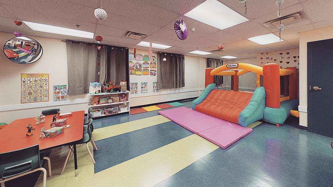 Grande salle de jeu de la garderie Ile Coco à NDG (Somerled), Montréal